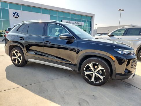 Used 2025 Volkswagen Tiguan SE image 8