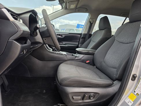 Used 2020 Toyota RAV4 XLE FWD image 12