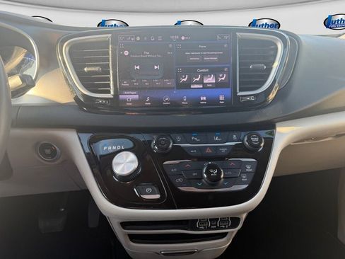 Used 2023 Chrysler Pacifica Touring-L FWD image 26