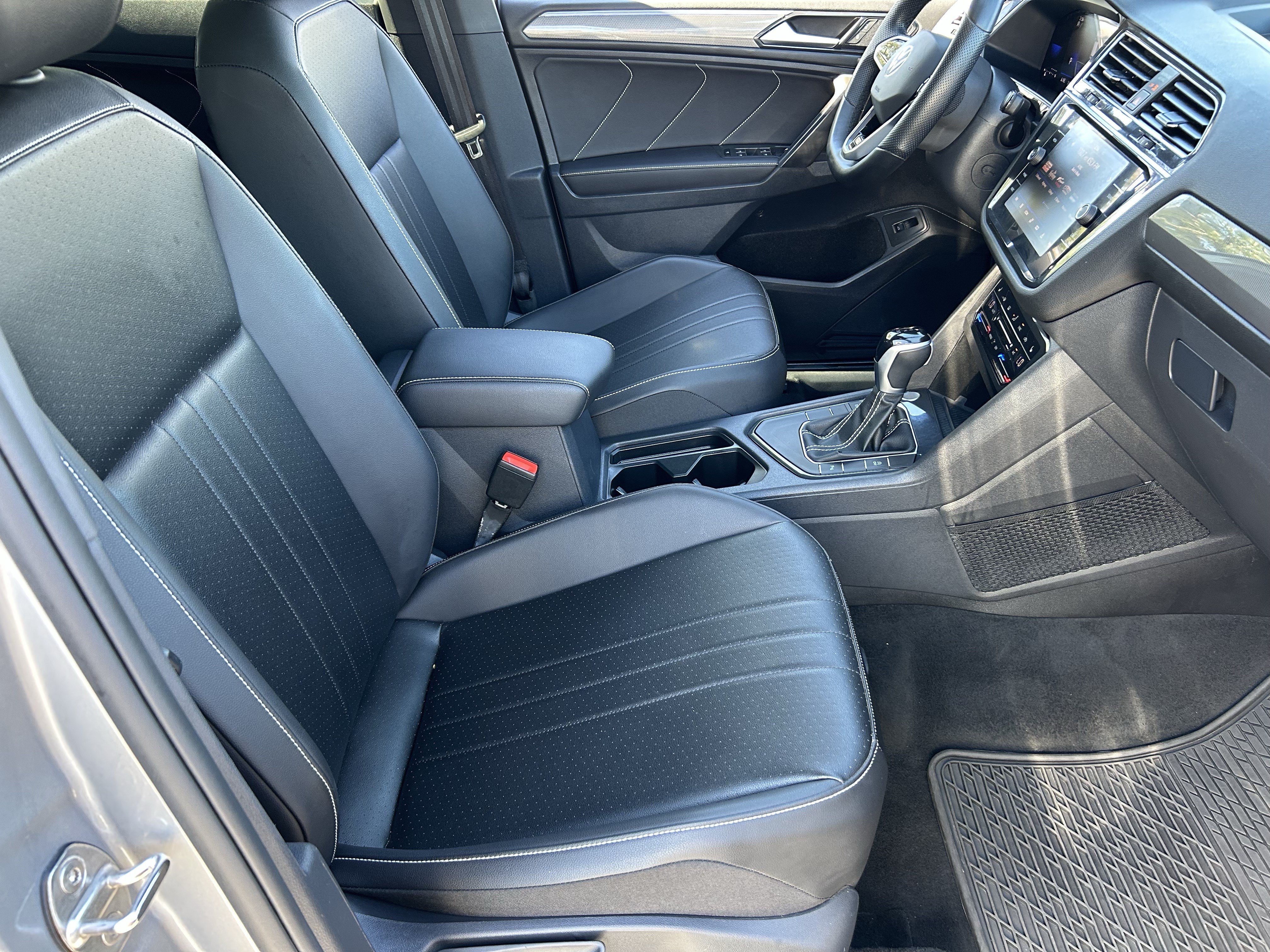 Used 2024 Volkswagen Tiguan SE R-Line FWD image 9