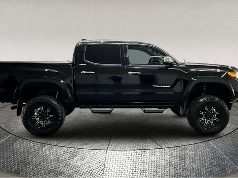 Used 2022 Toyota Tacoma Limited image 8