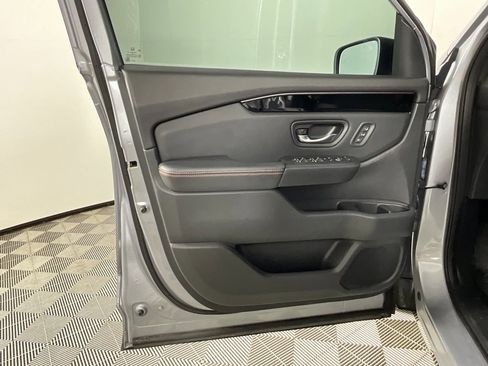 Used 2023 Honda Pilot TrailSport image 18