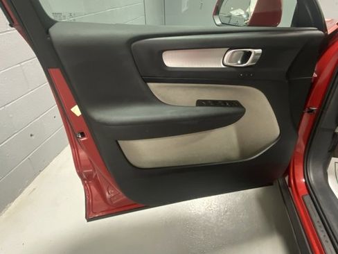 Used 2019 Volvo XC40 T5 Momentum image 7