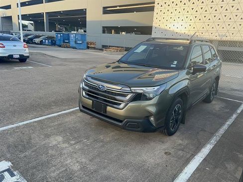 Used 2025 Subaru Forester Premium w/ Convenience Package #1 AWD/4WD image 2