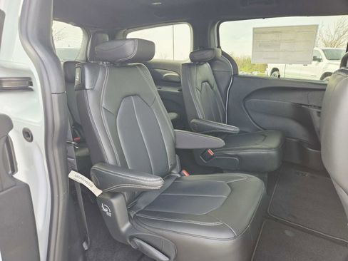New 2026 Chrysler Pacifica Select image 16