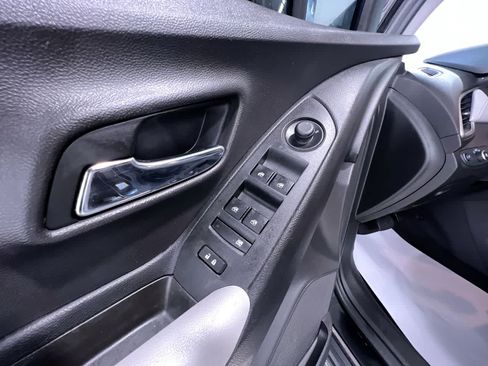 Used 2020 Chevrolet Trax LS FWD image 12
