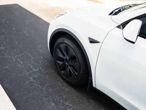 Used 2024 Tesla Model Y 2WD image 12