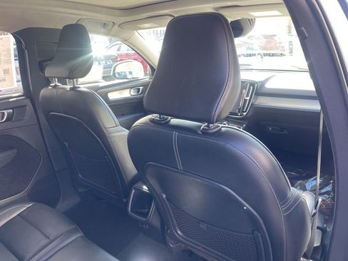 Used 2020 Volvo XC40 T5 Momentum image 21