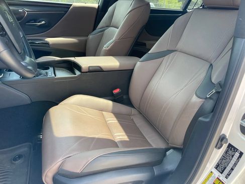 Used 2025 Lexus ES 300h Ultra Luxury FWD image 16
