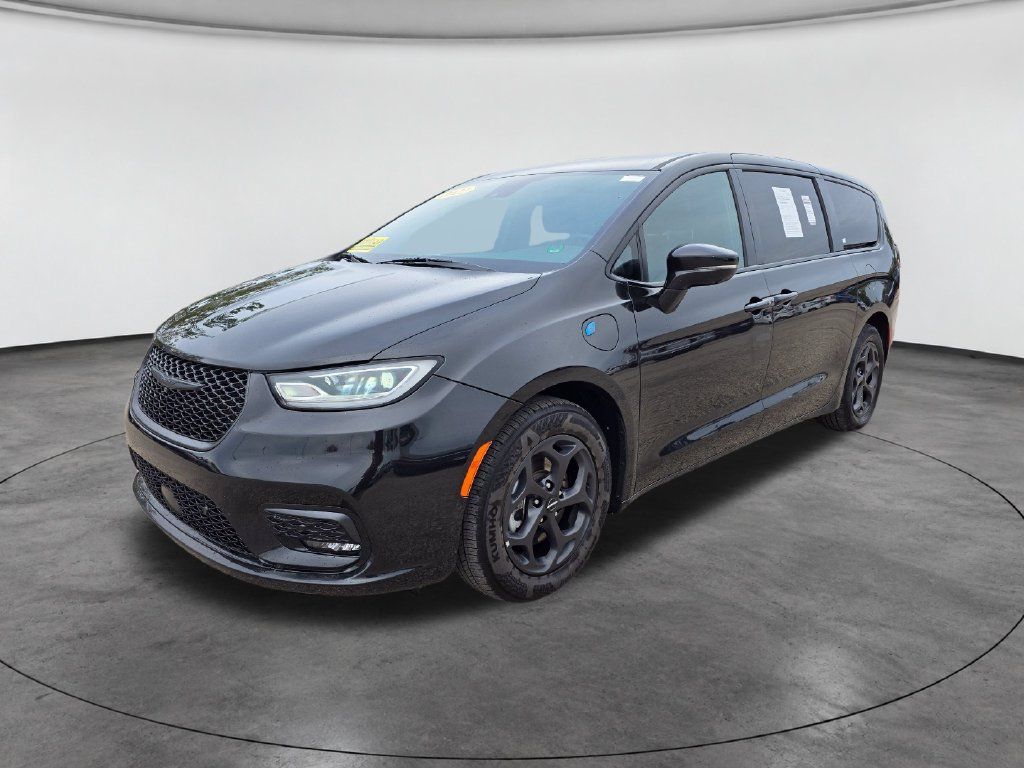Used 2022 Chrysler Pacifica Touring-L w/ Uconnect Theater Family Group FWD image 3