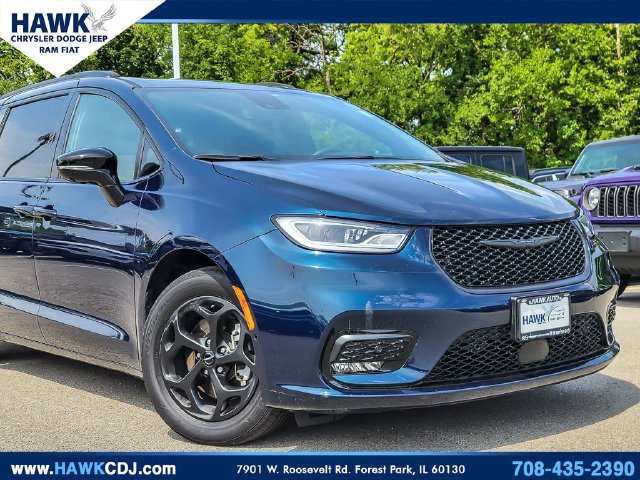 Certified 2024 Chrysler Pacifica Premium FWD image 2