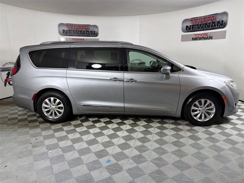 Used 2018 Chrysler Pacifica Touring-L image 2