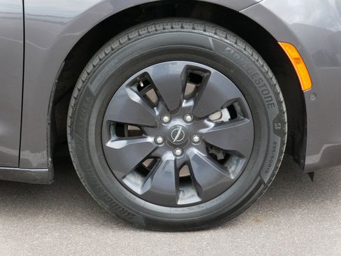 Used 2020 Chrysler Pacifica Limited w/ Advanced Safetytec Group FWD image 15
