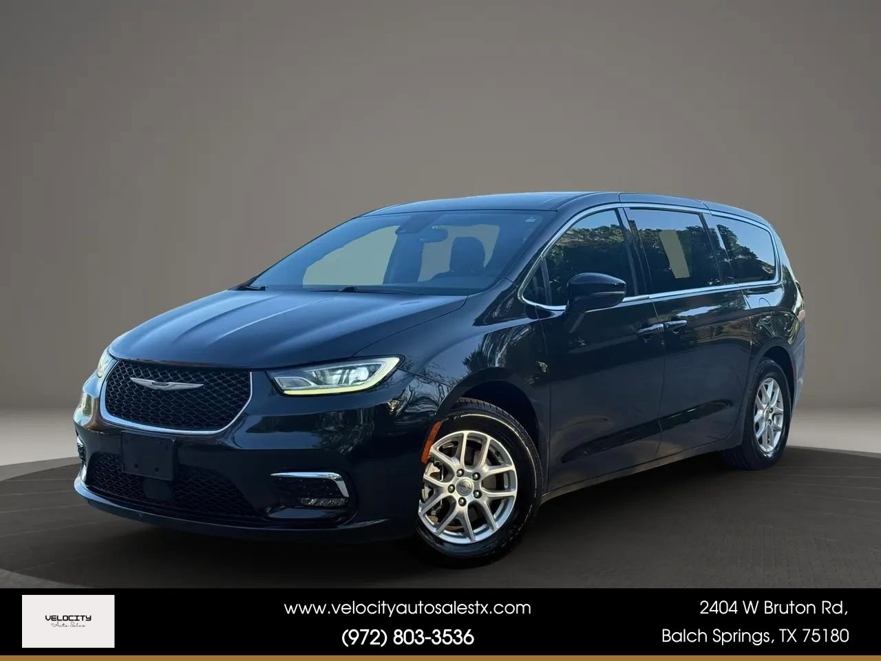Used 2024 Chrysler Pacifica Touring FWD image 1