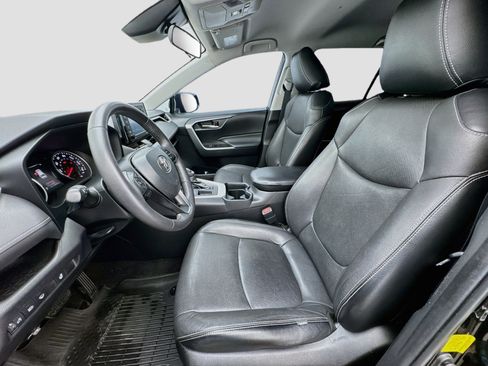 Used 2020 Toyota RAV4 XLE w/ XLE Grade Weather Package FWD image 13