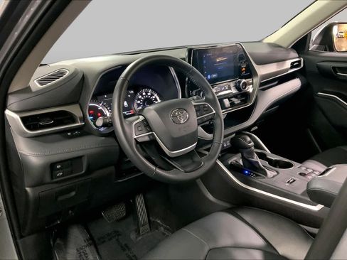 Used 2025 Toyota Highlander XLE AWD/4WD image 18