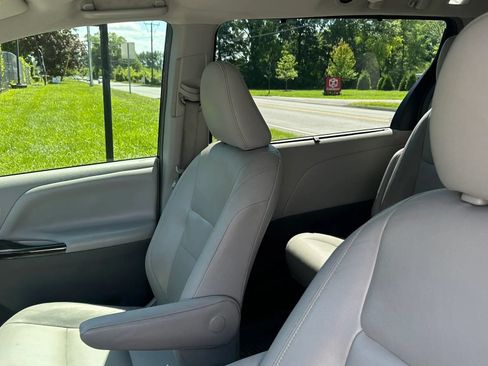 Used 2018 Toyota Sienna XLE Premium FWD image 19