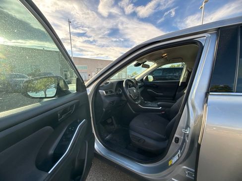 Used 2020 Toyota Highlander LE AWD/4WD image 8