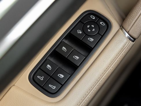 Certified 2023 Porsche Cayenne Platinum Edition image 19