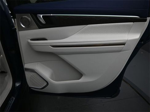 Certified 2025 Buick Enclave Avenir image 18