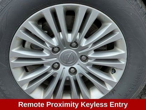 Used 2016 Chrysler Town & Country Touring-L image 9