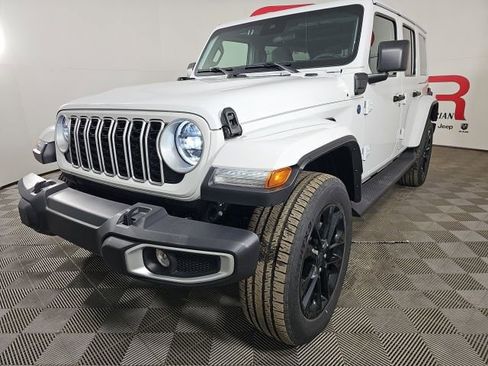 Used 2025 Jeep Wrangler Unlimited Sahara image 3