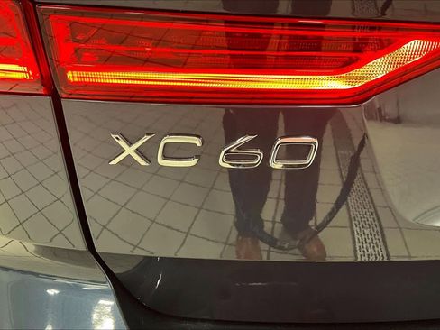 Certified 2024 Volvo XC60 B5 Ultimate w/ Climate Package image 32