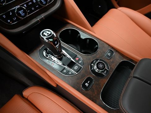 Certified 2025 Bentley Bentayga Extended Wheelbase image 26