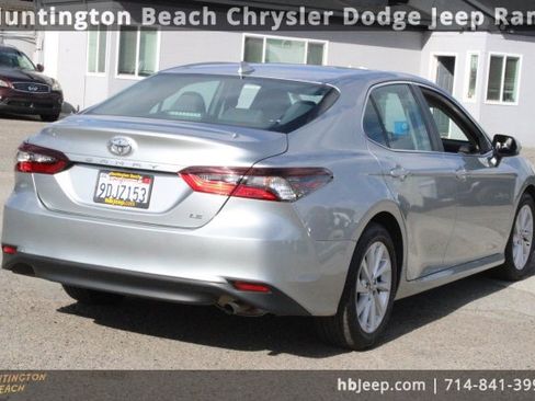 Used 2021 Toyota Camry LE image 5