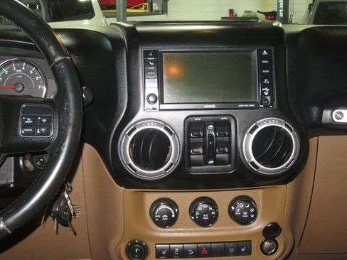 Used 2014 Jeep Wrangler Unlimited Sahara w/ Max Tow Package AWD/4WD image 40