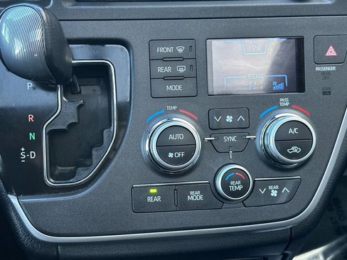 Used 2020 Toyota Sienna SE w/ SE Preferred Package image 26