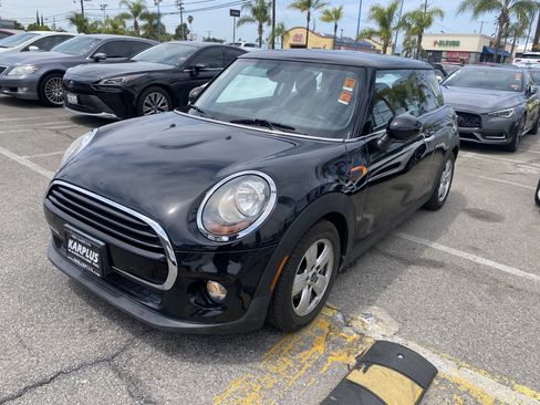 Used 2018 MINI Cooper 2-Door Hardtop image 2