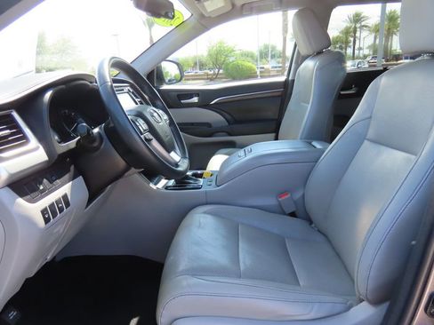 Used 2016 Toyota Highlander Limited image 18