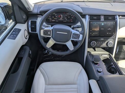 Used 2025 Land Rover Discovery S image 12