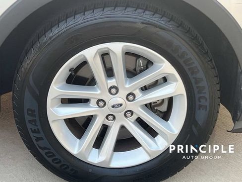 Used 2017 Ford Explorer XLT w/ Equipment Group 201A FWD image 4