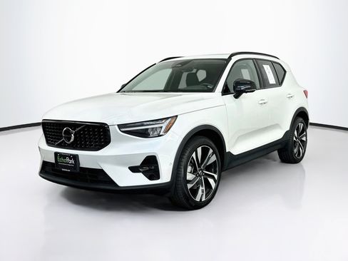 Used 2025 Volvo XC40 B5 Plus AWD/4WD image 3