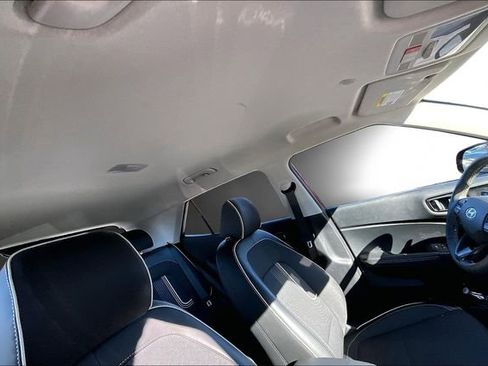 Used 2023 Hyundai Venue Limited image 19