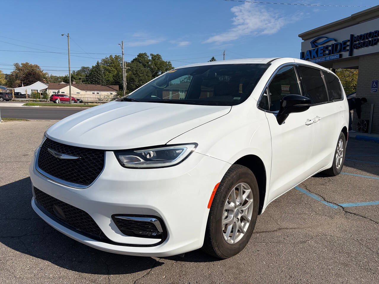 Used 2025 Chrysler Pacifica Select FWD image 1