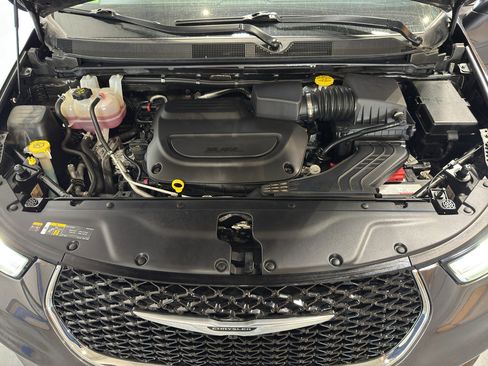 Used 2023 Chrysler Pacifica Touring-L image 37