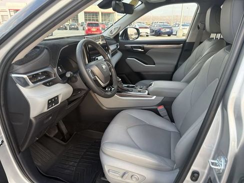 Certified 2025 Toyota Highlander Limited FWD image 26