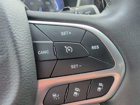 Used 2024 Chrysler Pacifica Touring-L FWD image 34