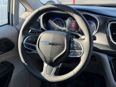 Used 2023 Chrysler Pacifica Touring-L image 25