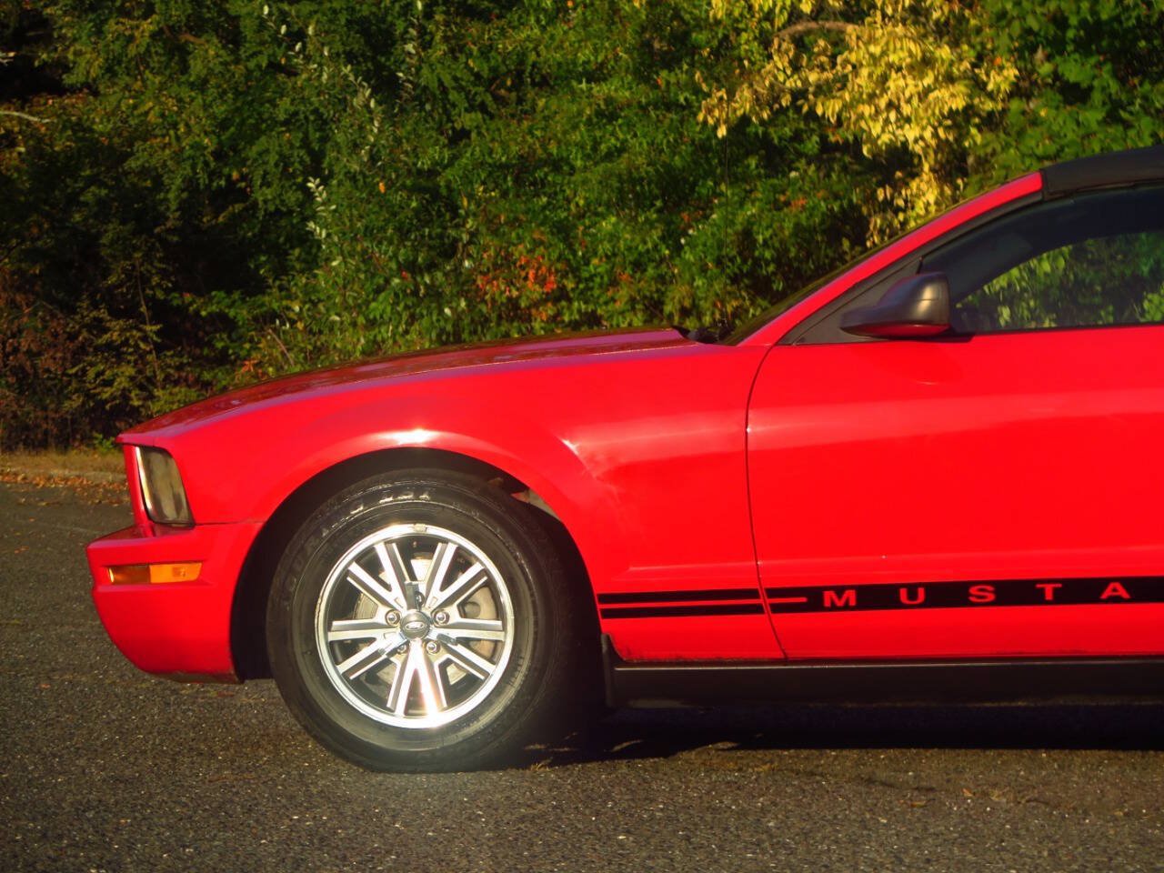 Used 2005 Ford Mustang Convertible RWD image 20