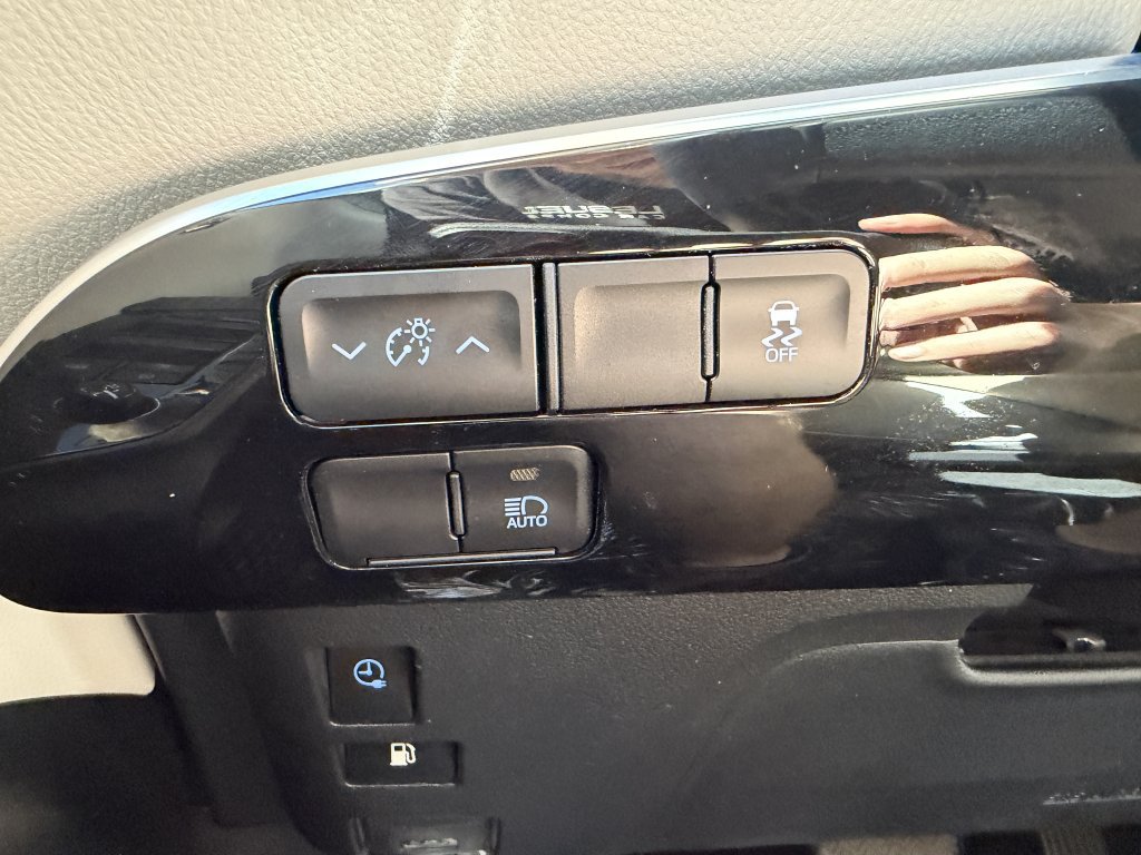 Used 2020 Toyota Prius Prime XLE FWD image 26