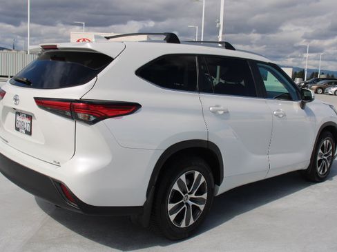 Used 2023 Toyota Highlander XLE FWD image 3