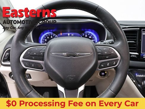 Used 2023 Chrysler Pacifica Touring-L FWD image 10