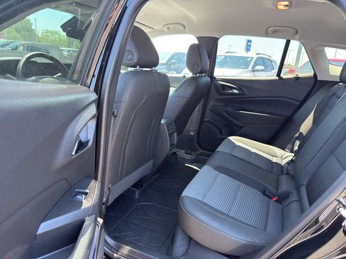 Used 2025 Chevrolet Trax LT w/ LT Convenience Package FWD image 28