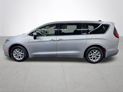 Used 2023 Chrysler Pacifica Touring-L FWD image 3
