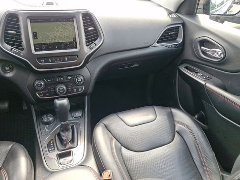 Used 2019 Jeep Cherokee Trailhawk AWD/4WD image 11