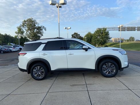 Used 2024 Nissan Pathfinder SV FWD image 15